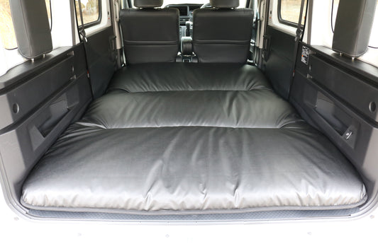 Field Strike製 アトレーS700用 車中泊マットの装着画像