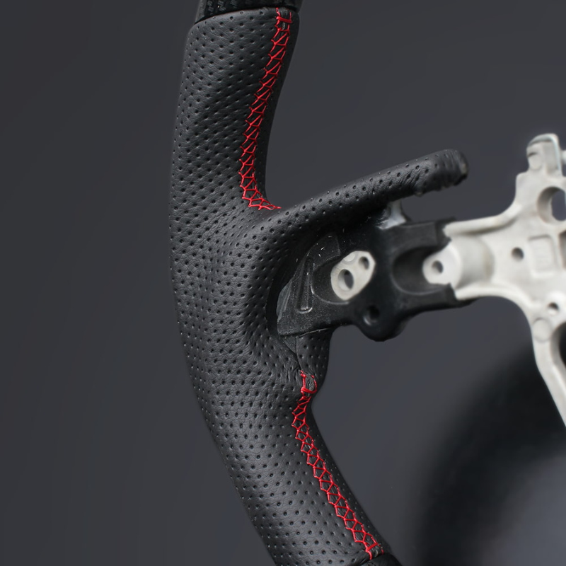 高品質の証ユーロステッチ採用 (カーボン調xレッドステッチ) 純正交換ガングリップステアリング カローラスポーツ/ツーリング 210系 H30/6- LS187