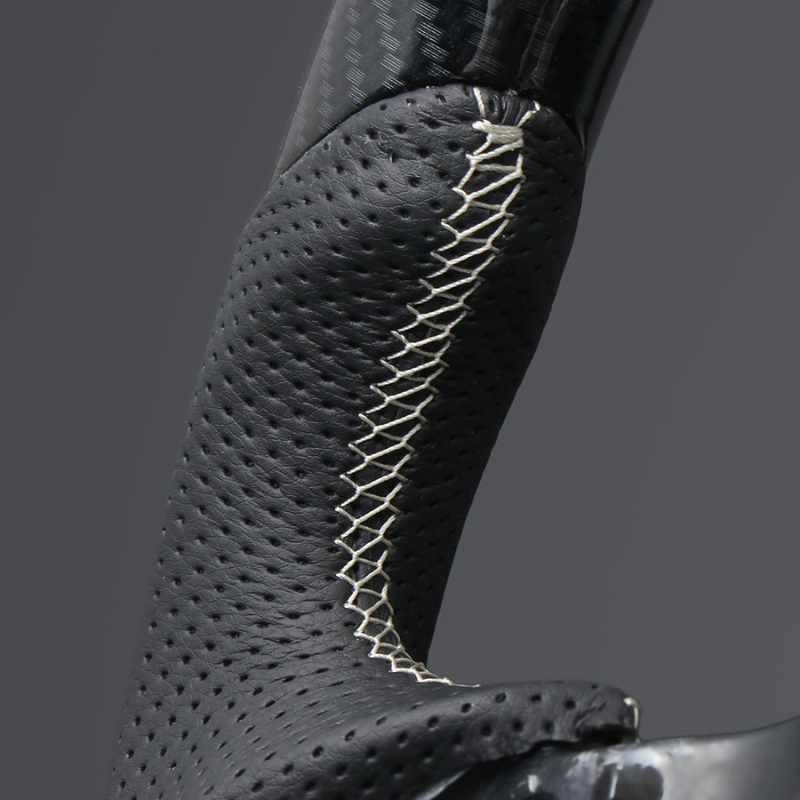 高品質の証ユーロステッチ採用 (カーボン調xシルバーステッチ) 純正交換ガングリップステアリング GRカローラ 10系 LS207 GR専用 ヤリス/ヤリスクロス不可