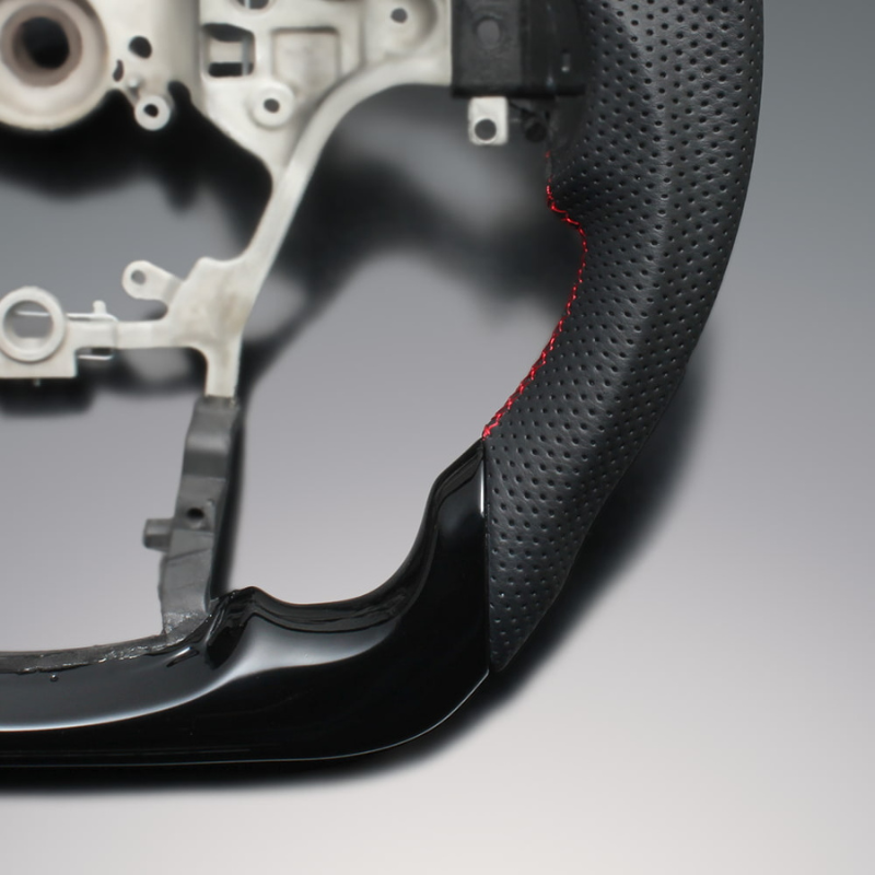 高品質の証ユーロステッチ採用 (ピアノブラックxレッドステッチ) 純正交換ガングリップステアリング ランクル 70系 R5/11- 現行モデル LS219