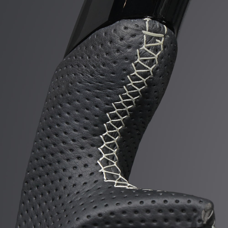 高品質の証ユーロステッチ採用 (ピアノブラックxシルバーステッチ) 純正交換ガングリップステアリング ランクル 300系 R3/8- LS224 ヒーター対応