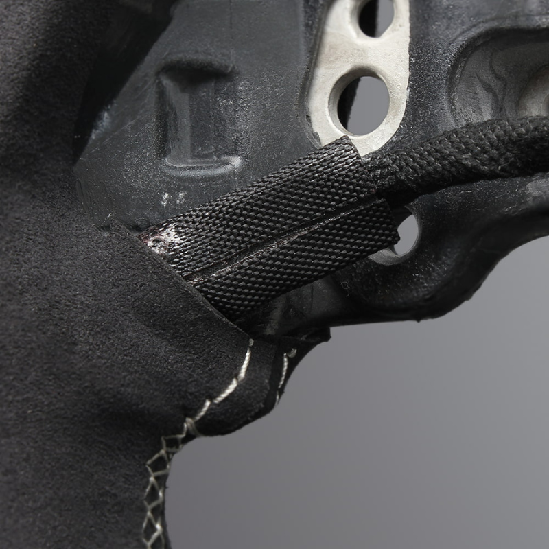 最上位モデル (艶有リアルカーボン×アルカンターラBK×シルバーステッチ) 純正交換ガングリップステアリング ランクル 300系 R3/8- LS225 ヒーター対応