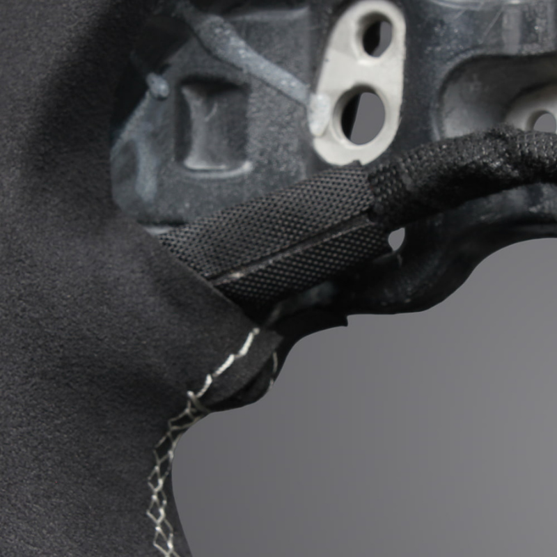 (マットリアルカーボン x アルカンターラBK x シルバーステッチ) 純正交換ガングリップステアリング ランクル 300系 R3/8- LS226 ヒーター対応