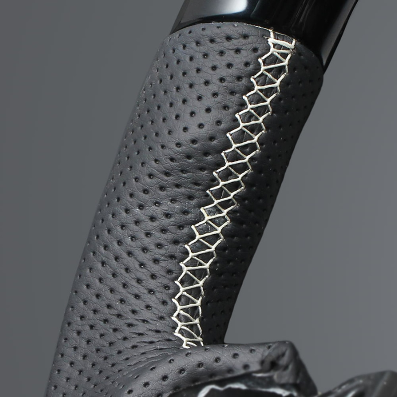 高品質の証ユーロステッチ採用 (ピアノブラックxシルバーステッチ) 純正交換ガングリップステアリング ノート E12 H24/9-R2/12 LS251