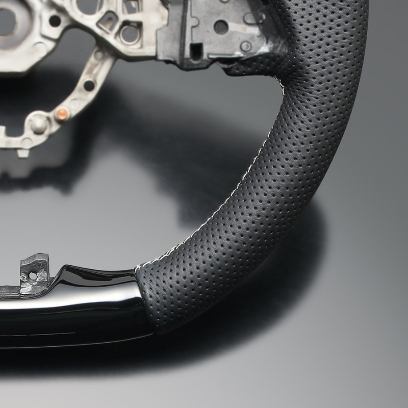 高品質の証ユーロステッチ採用 (ピアノブラックxシルバーステッチ) 純正交換ガングリップステアリング ノート E12 H24/9-R2/12 LS251