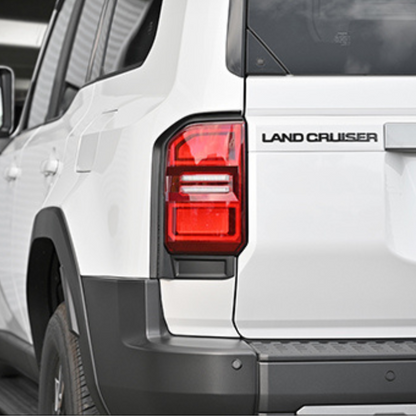 リアバンパーと統一感を (マットブラック) テールランプフレームガーニッシュ2P 左右セット ランドクルーザー 250系 R6/4- LANBO WD104171