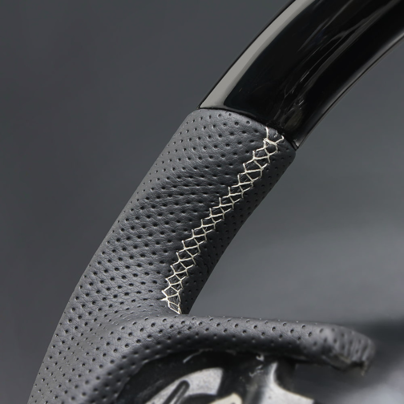 高品質の証ユーロステッチ採用 (ピアノブラックxシルバーステッチ) 純正交換ガングリップステアリング カローラスポーツ/ツーリング 210系 H30/6- LS186