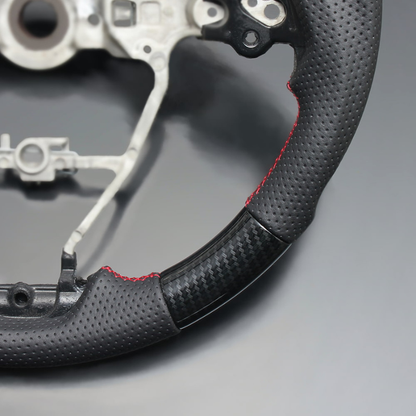 高品質の証ユーロステッチ採用 (カーボン調xレッドステッチ) 純正交換ガングリップステアリング カローラスポーツ/ツーリング 210系 H30/6- LS187