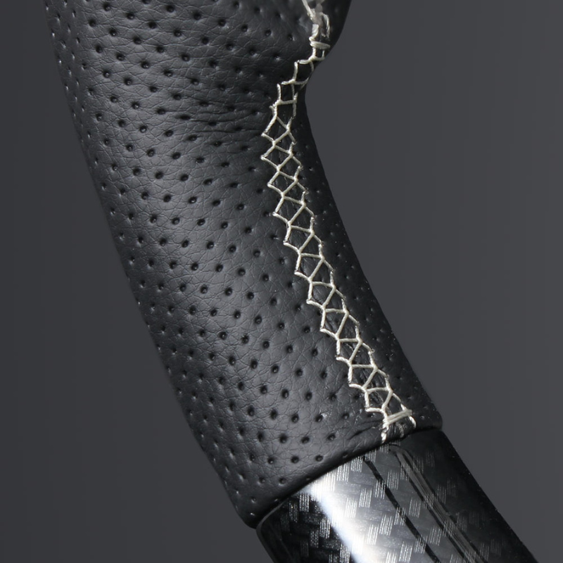 高品質の証ユーロステッチ採用 (カーボン調xシルバーステッチ) 純正交換ガングリップステアリング RAV4 50系 R01/10- LS203 ハイブリッドは取付不可