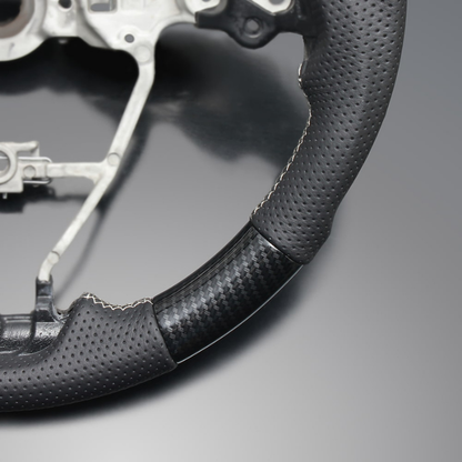 高品質の証ユーロステッチ採用 (カーボン調xシルバーステッチ) 純正交換ガングリップステアリング カローラクロス 210系 R3/9- LS203