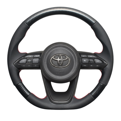 高品質の証ユーロステッチ採用 (カーボン調xレッドステッチ) 純正交換ガングリップステアリング ヤリス MXP10系 R2/2- LS196