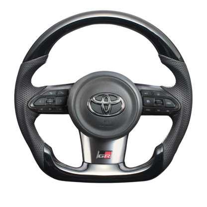ユーロステッチ採用 (ピアノブラックxシルバーステッチ) 純正交換ガングリップステアリング GRカローラ 10系 LS206 GR専用 ヤリス/ヤリスクロス不可