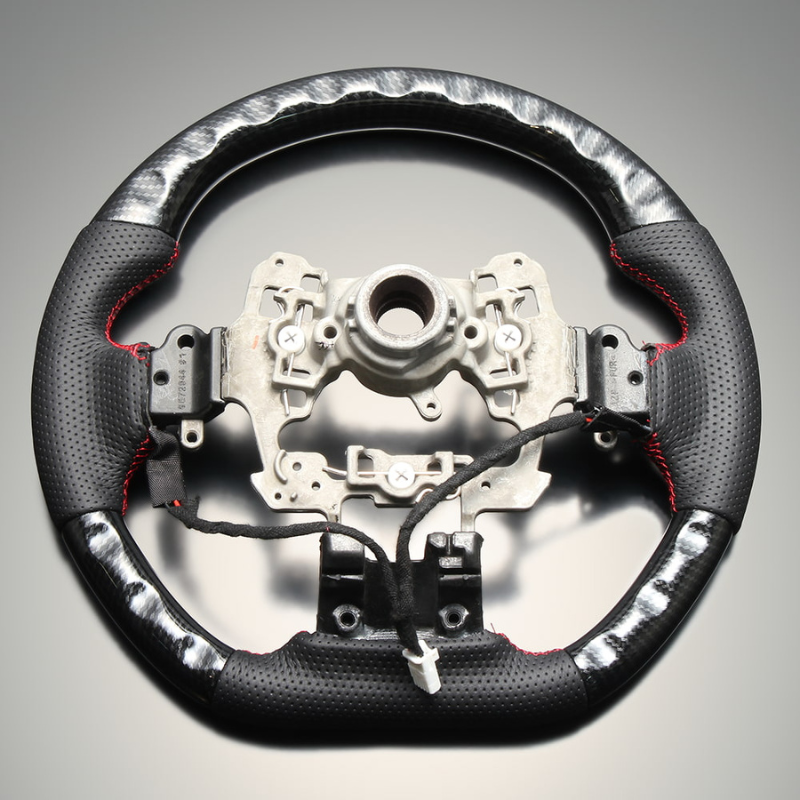 高品質の証ユーロステッチ採用 (カーボン調xレッドステッチ) 純正交換ガングリップステアリング プリウス  60系 Gグレード専用 LS213