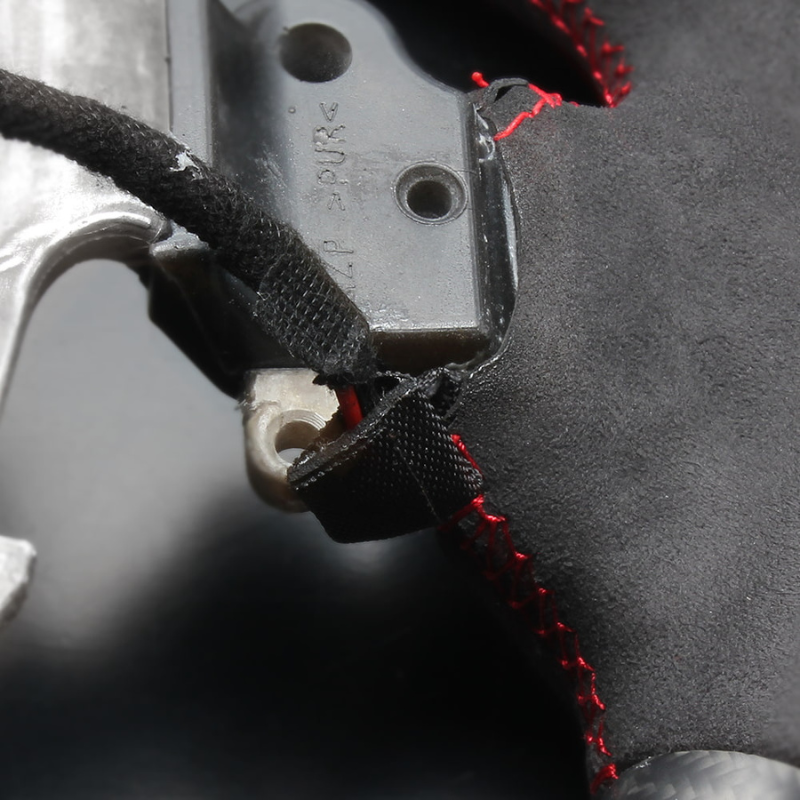 最上位モデル (マットリアルカーボン×アルカンターラBK×レッドユーロステッチ) D型ガングリップステアリング プリウス  60系 Gグレード専用 LS214