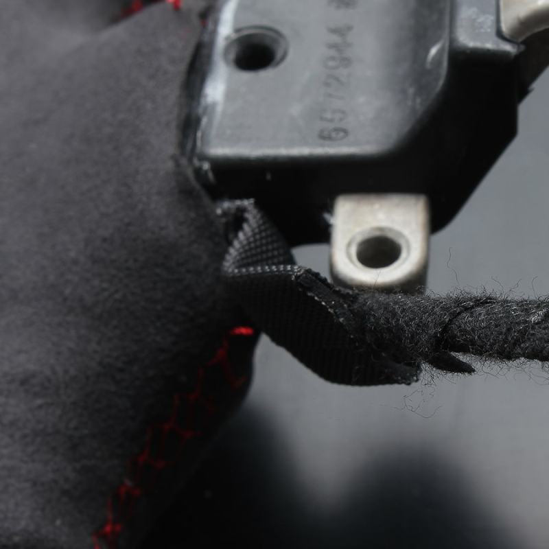 最上位モデル (艶ありリアルカーボン×アルカンターラBK×レッドユーロステッチ) D型ガングリップステアリング プリウス  60系 Gグレード専用 LS215