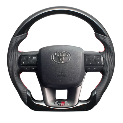 高品質の証ユーロステッチ採用 (ピアノブラックxレッドステッチ) 純正交換ガングリップステアリング ランクル   70系 R5/11- 現行モデル LS219