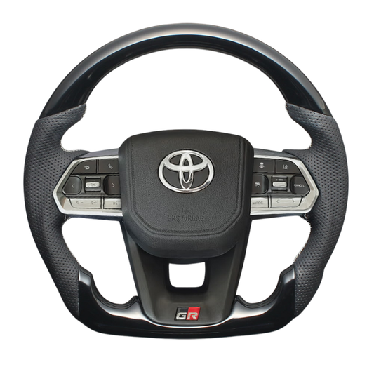 高品質の証ユーロステッチ採用 (ピアノブラックxシルバーステッチ) 純正交換ガングリップステアリング ランクル  300系 R3/8- LS224 ヒーター対応