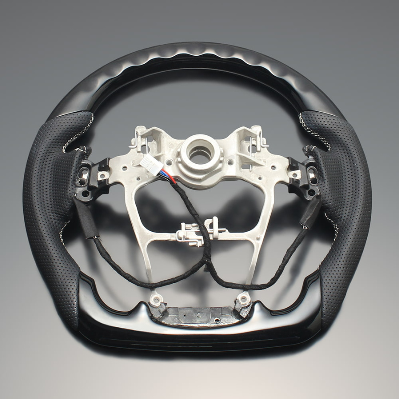 高品質の証ユーロステッチ採用 (ピアノブラックxシルバーステッチ) 純正交換ガングリップステアリング ランクル  300系 R3/8- LS224 ヒーター対応