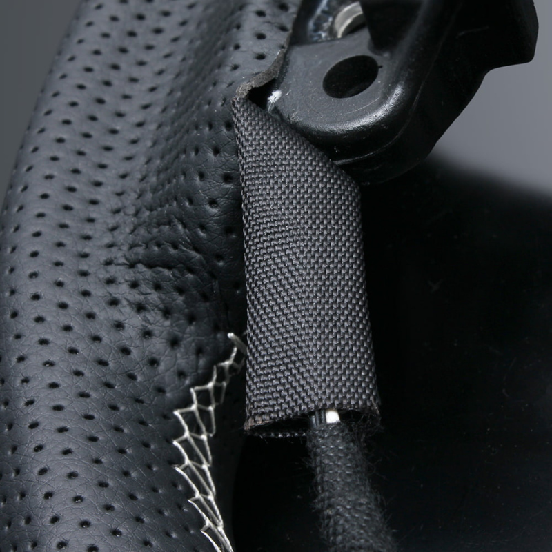 高品質の証ユーロステッチ採用 (ピアノブラックxシルバーステッチ) 純正交換ガングリップステアリング ランクル  300系 R3/8- LS224 ヒーター対応