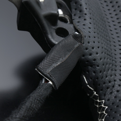 高品質の証ユーロステッチ採用 (ピアノブラックxシルバーステッチ) 純正交換ガングリップステアリング ランクル  300系 R3/8- LS224 ヒーター対応