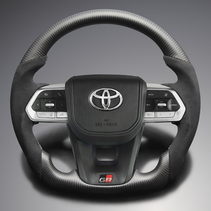 (マットリアルカーボン x アルカンターラBK x シルバーステッチ) 純正交換ガングリップステアリング ランクル  300系 R3/8- LS226 ヒーター対応