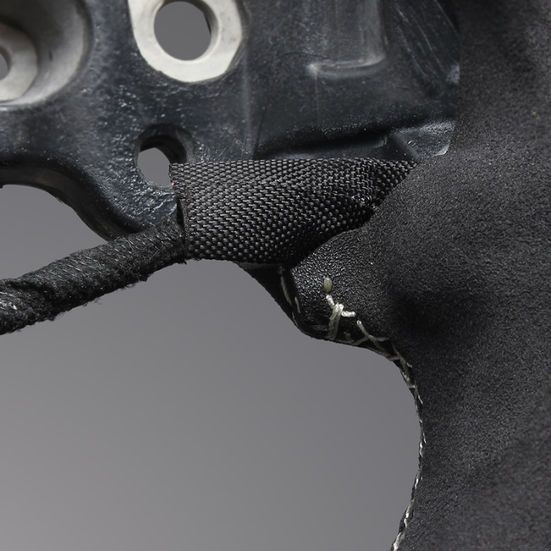 (マットリアルカーボン x アルカンターラBK x シルバーステッチ) 純正交換ガングリップステアリング ランクル  300系 R3/8- LS226 ヒーター対応