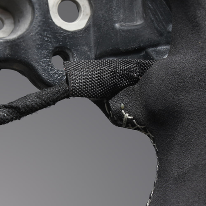 (マットリアルカーボン x アルカンターラBK x シルバーステッチ) 純正交換ガングリップステアリング ランクル  300系 R3/8- LS226 ヒーター対応