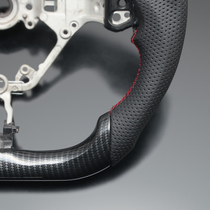 高品質の証ユーロステッチ採用 (カーボン調xレッドステッチ) 純正交換ガングリップステアリング 86/GR86 ZN6/ZN8 H28/-R6/4 LS241