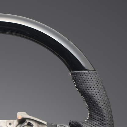 高品質の証ユーロステッチ採用 (ピアノブラックxシルバーステッチ) 純正交換ガングリップステアリング キャラバンNV350 E26 R3/11- LS251