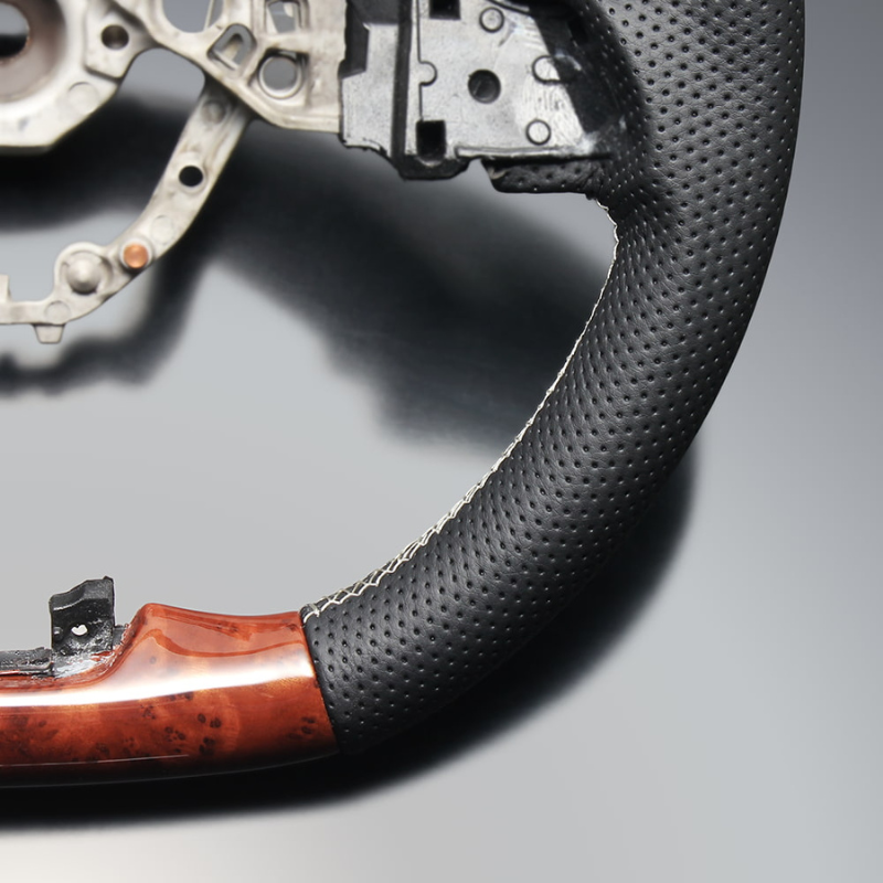 高品質の証ユーロステッチ採用 (茶木目xシルバーステッチ) 純正交換ガングリップステアリング キャラバンNV350 E26 R3/11- LS253