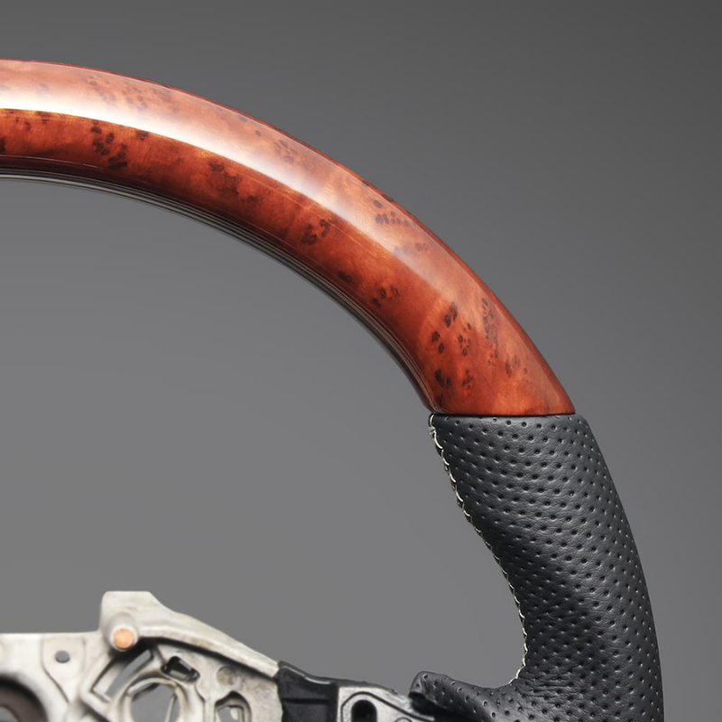 高品質の証ユーロステッチ採用 (茶木目xシルバーステッチ) 純正交換ガングリップステアリング ノート E12 H24/9-R2/12 LS253