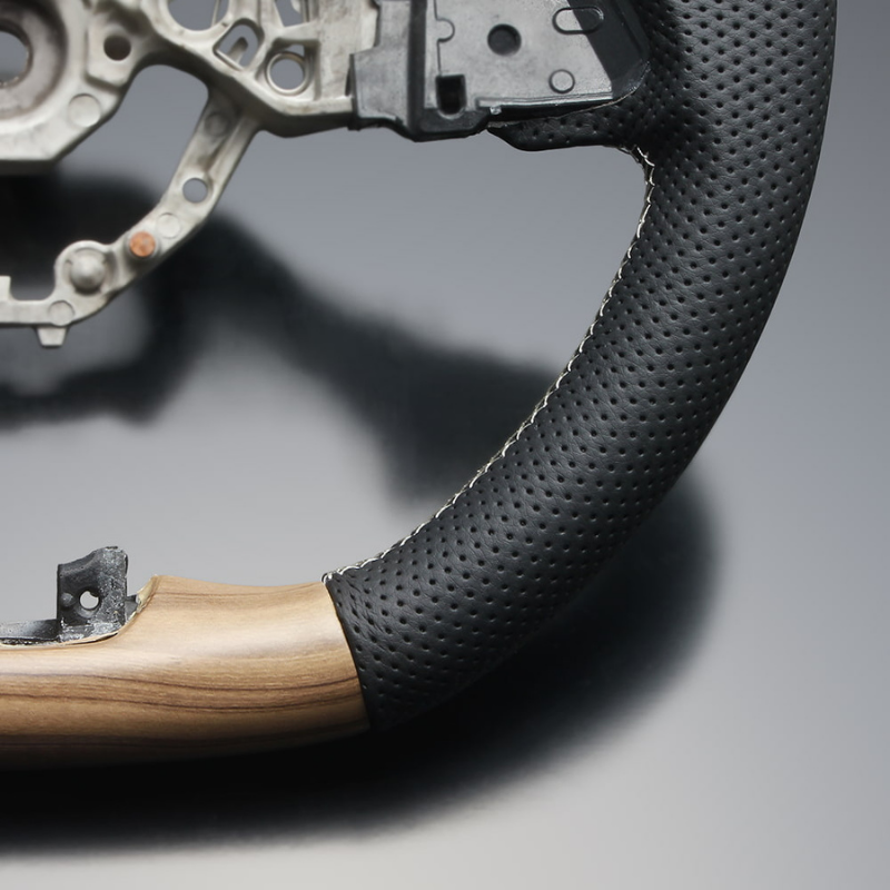 高品質の証ユーロステッチ採用 (マットアッシュブラウンxシルバーステッチ) 純正交換ガングリップステアリング キャラバンNV350 E26 R3/11- LS254