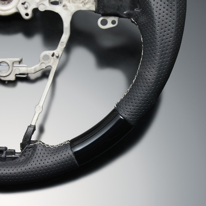 高品質の証ユーロステッチ採用 (ピアノブラックxシルバーステッチ) 純正交換ガングリップステアリング ハスラー MR52/92 R2/1- LS281