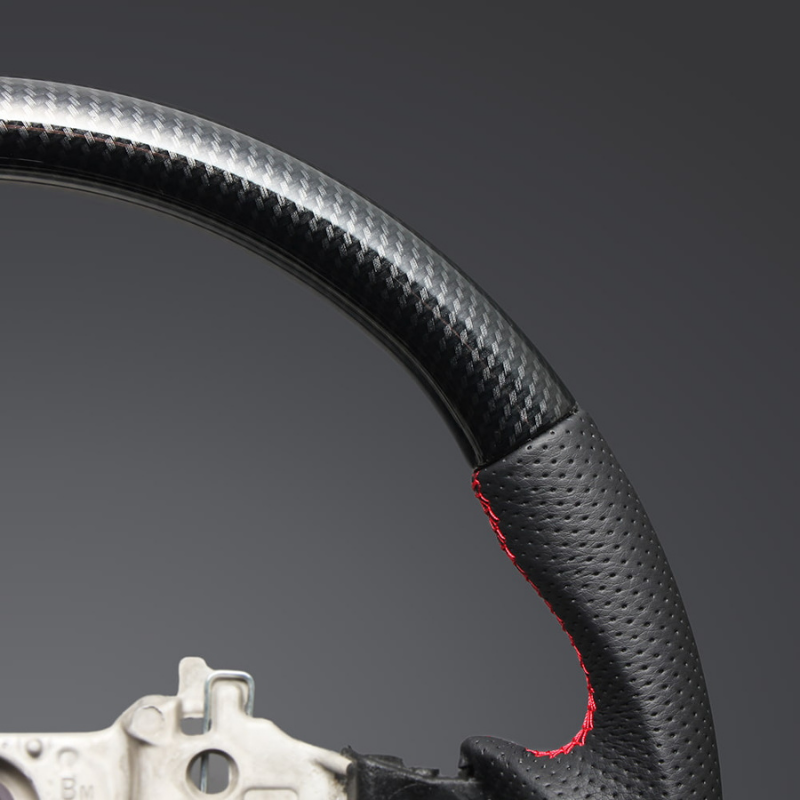 高品質の証ユーロステッチ採用 (カーボン調xレッドステッチ) 純正交換ガングリップステアリング スペーシア MK53 H29/12-R5/11 LS282