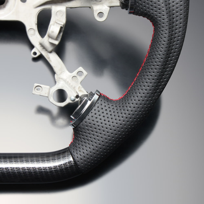 高品質の証ユーロステッチ採用 (カーボン調xレッドステッチ) 純正交換ガングリップステアリング デリカD5 CV系 前期  H19/1-H30/12 LS298