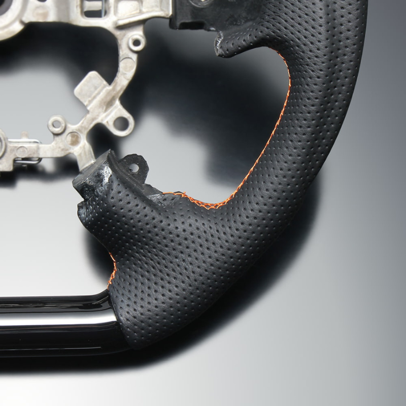 高品質の証ユーロステッチ採用 (ピアノブラックxオレンジステッチ) 純正交換ガングリップステアリング デリカD5 CV系 後期 R1/2- LS299