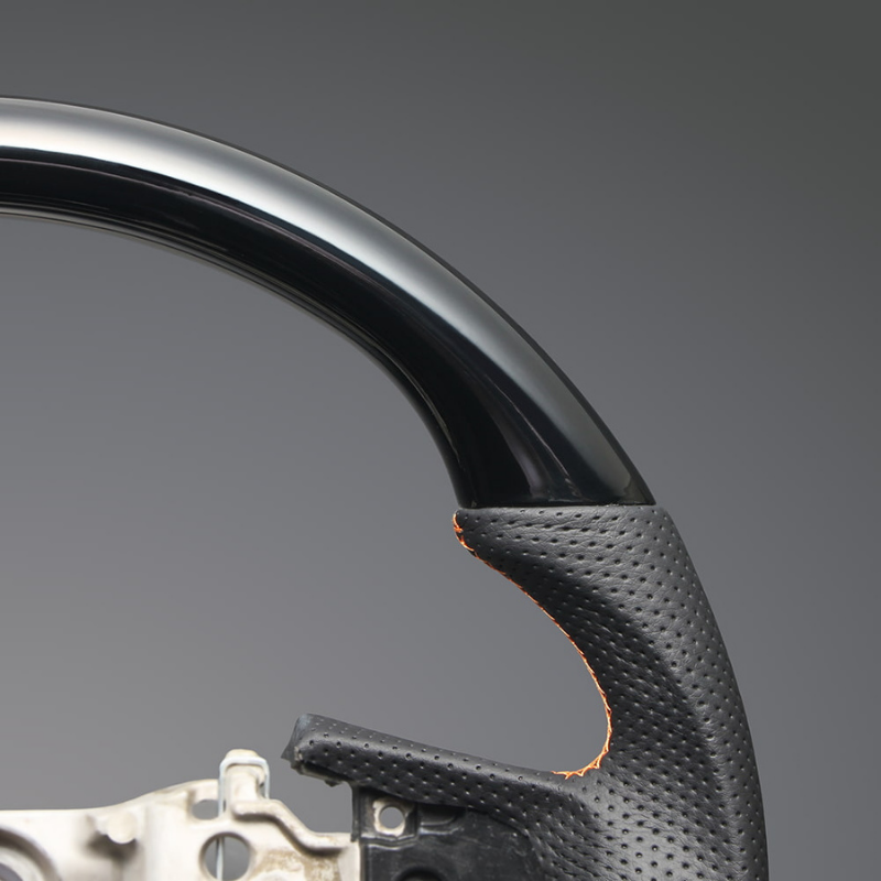 高品質の証ユーロステッチ採用 (ピアノブラックxオレンジステッチ) 純正交換ガングリップステアリング デリカD5 CV系 後期 R1/2- LS299