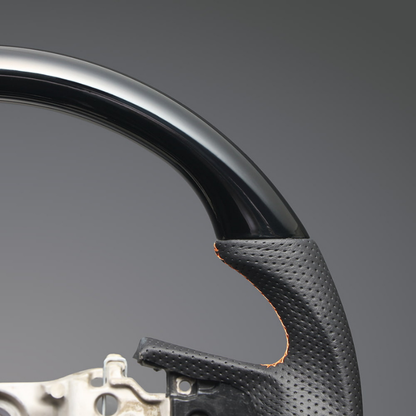 高品質の証ユーロステッチ採用 (ピアノブラックxオレンジステッチ) 純正交換ガングリップステアリング デリカD5 CV系 後期 R1/2- LS299